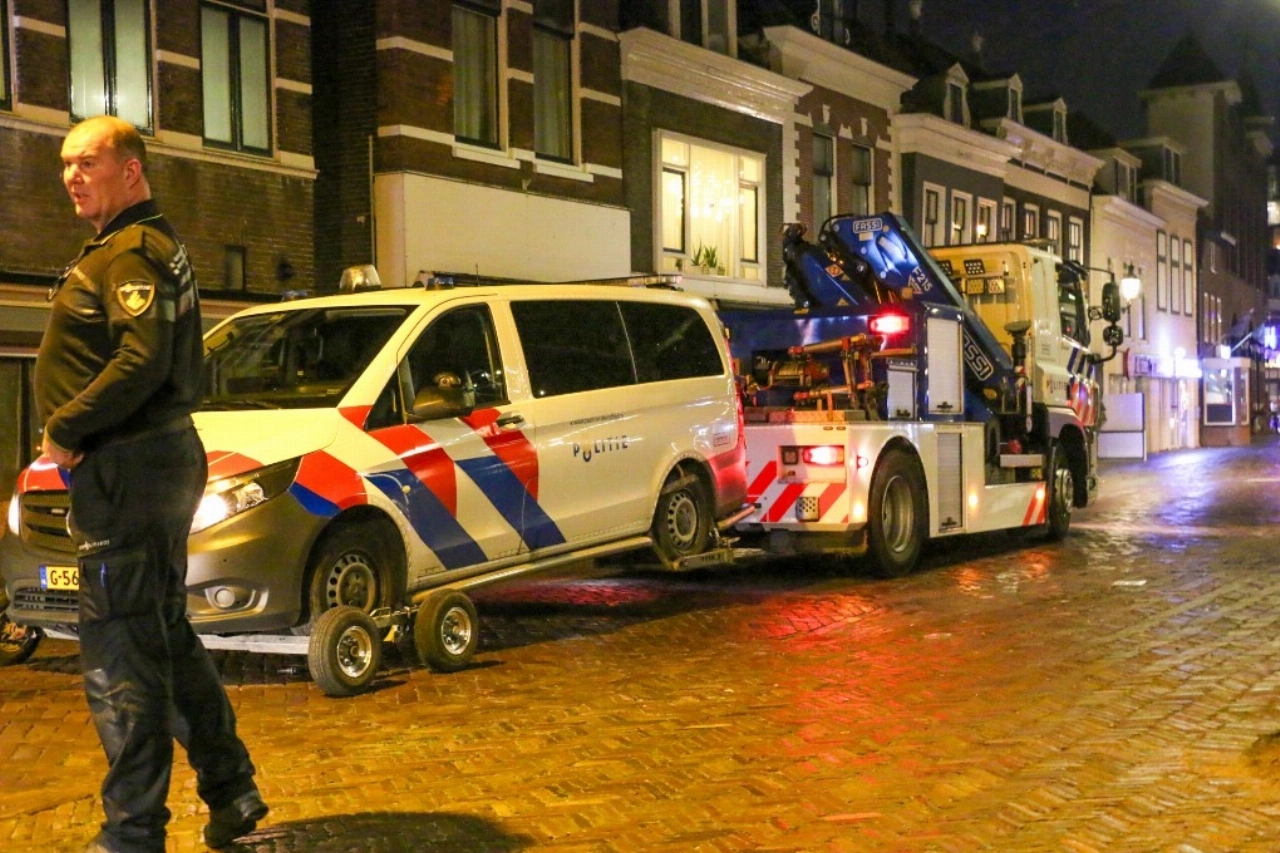Motorblok politiebusje aan gruzelementen na botsing met poller