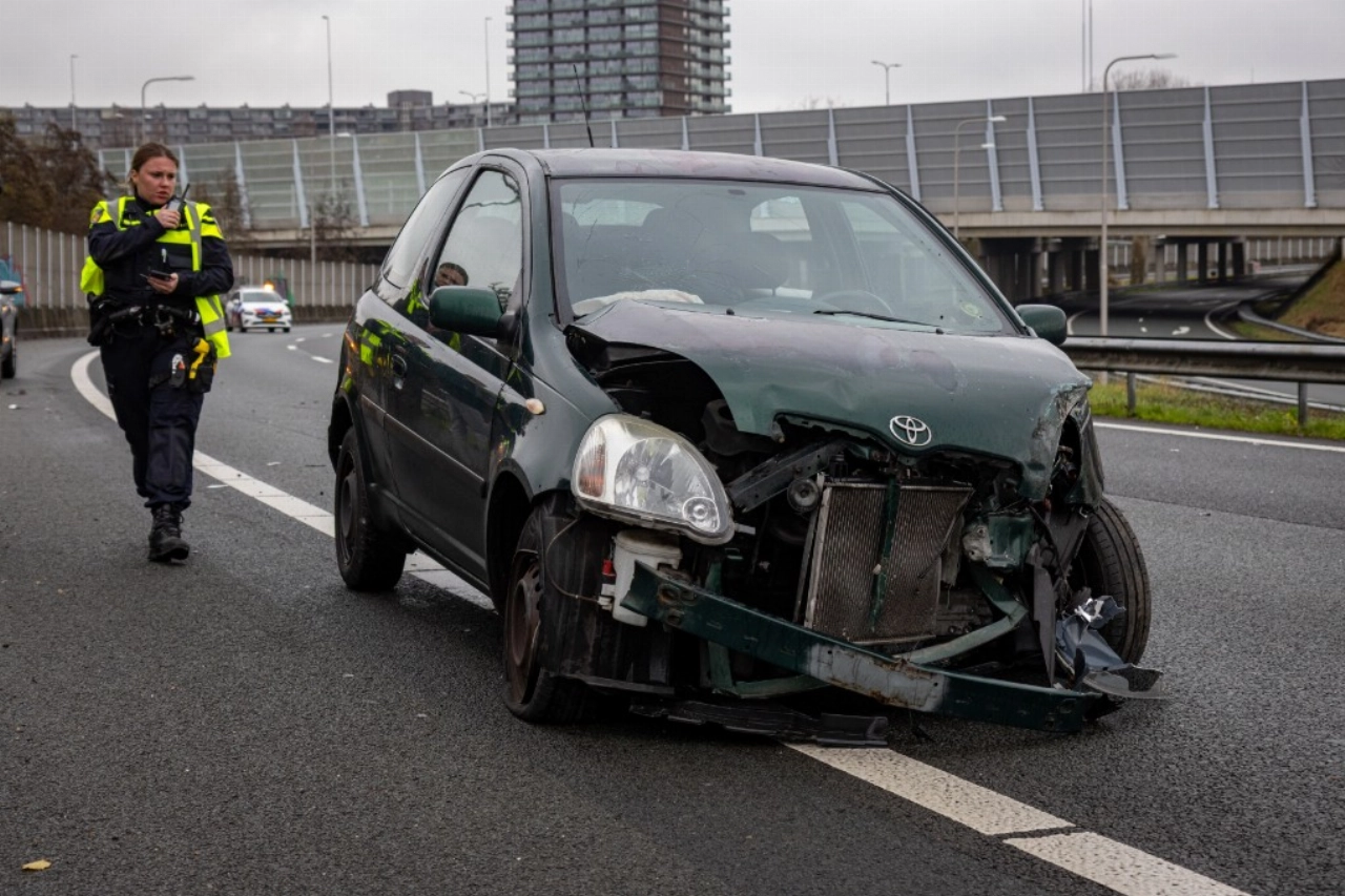 Auto crasht in beruchte bocht Kethelplein
