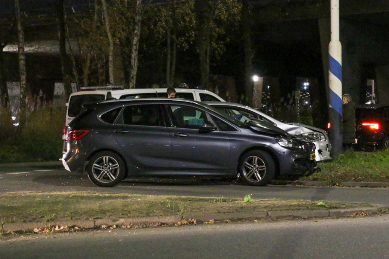 Veel schade na botsing auto's op Marathonweg