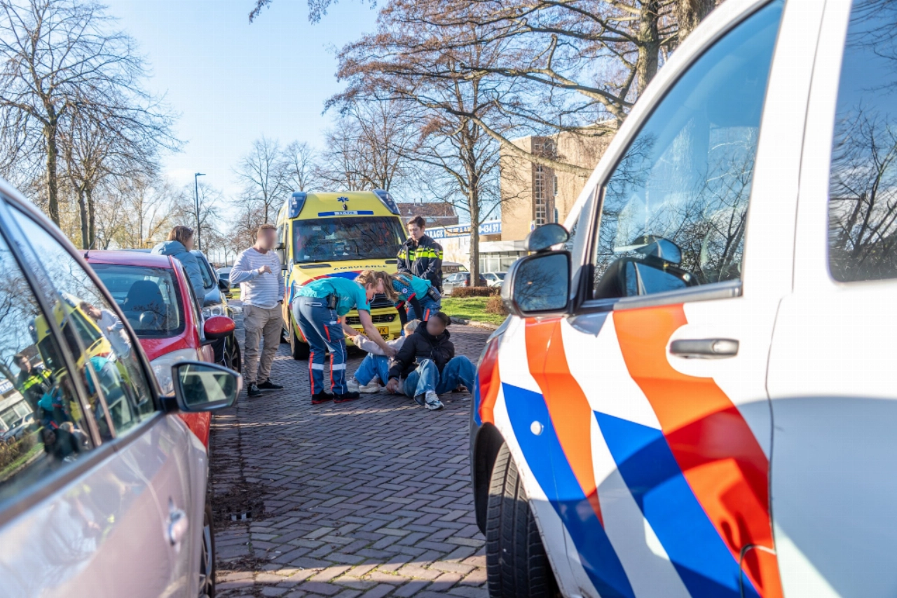Fietser per ambulance naar ziekenhuis na plots geopende autodeur