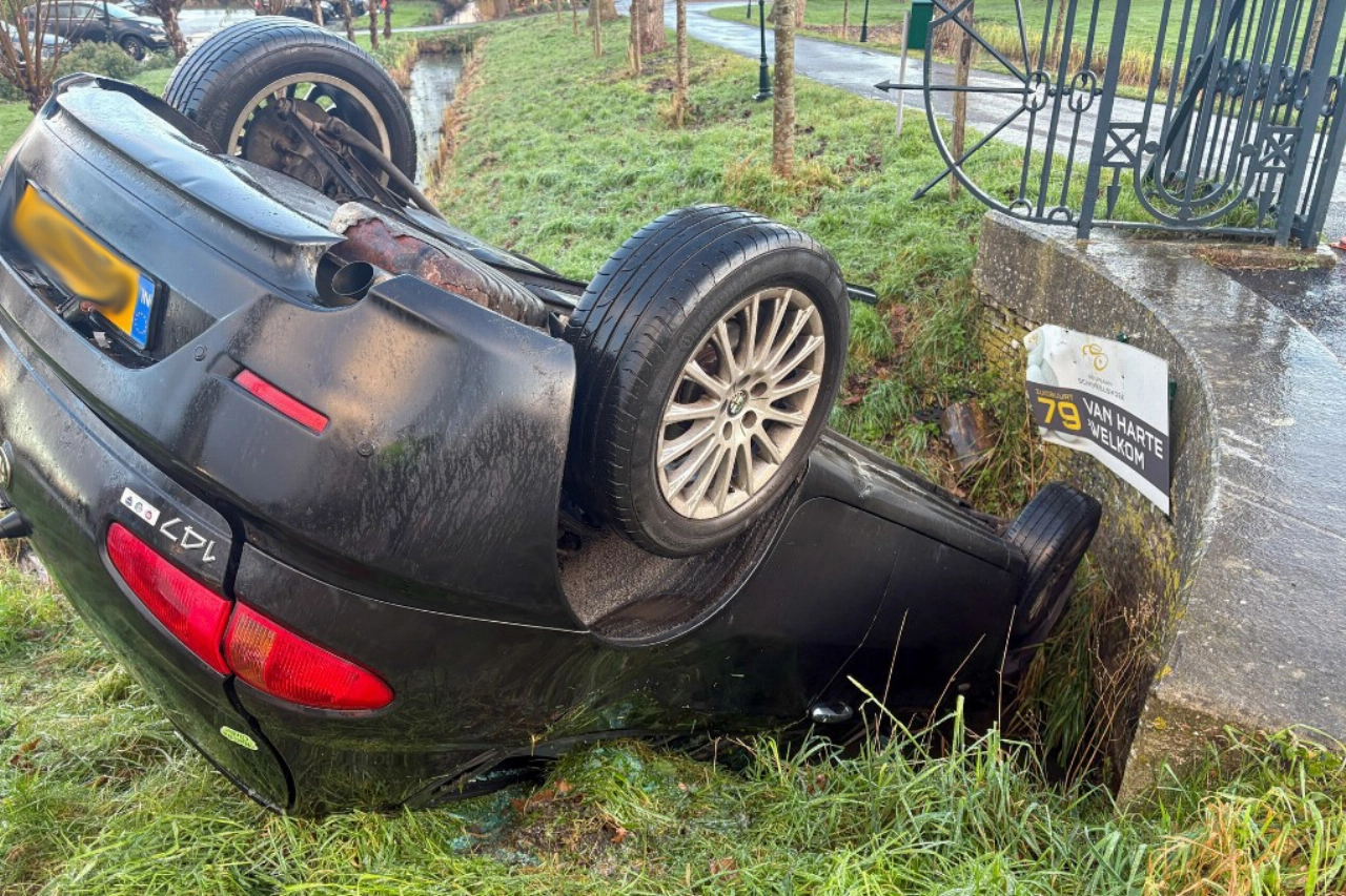 Weer auto ondersteboven in sloot door gladheid