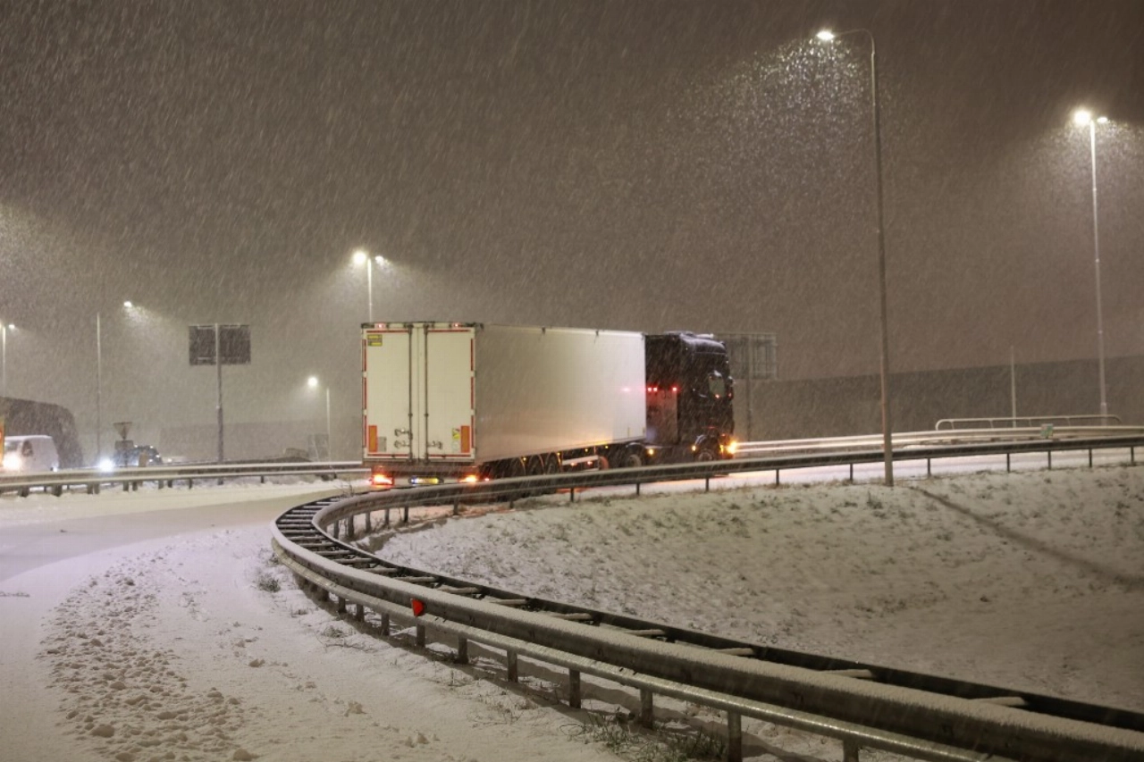 Vrachtwagen komt oprit A20 niet op door gladheid