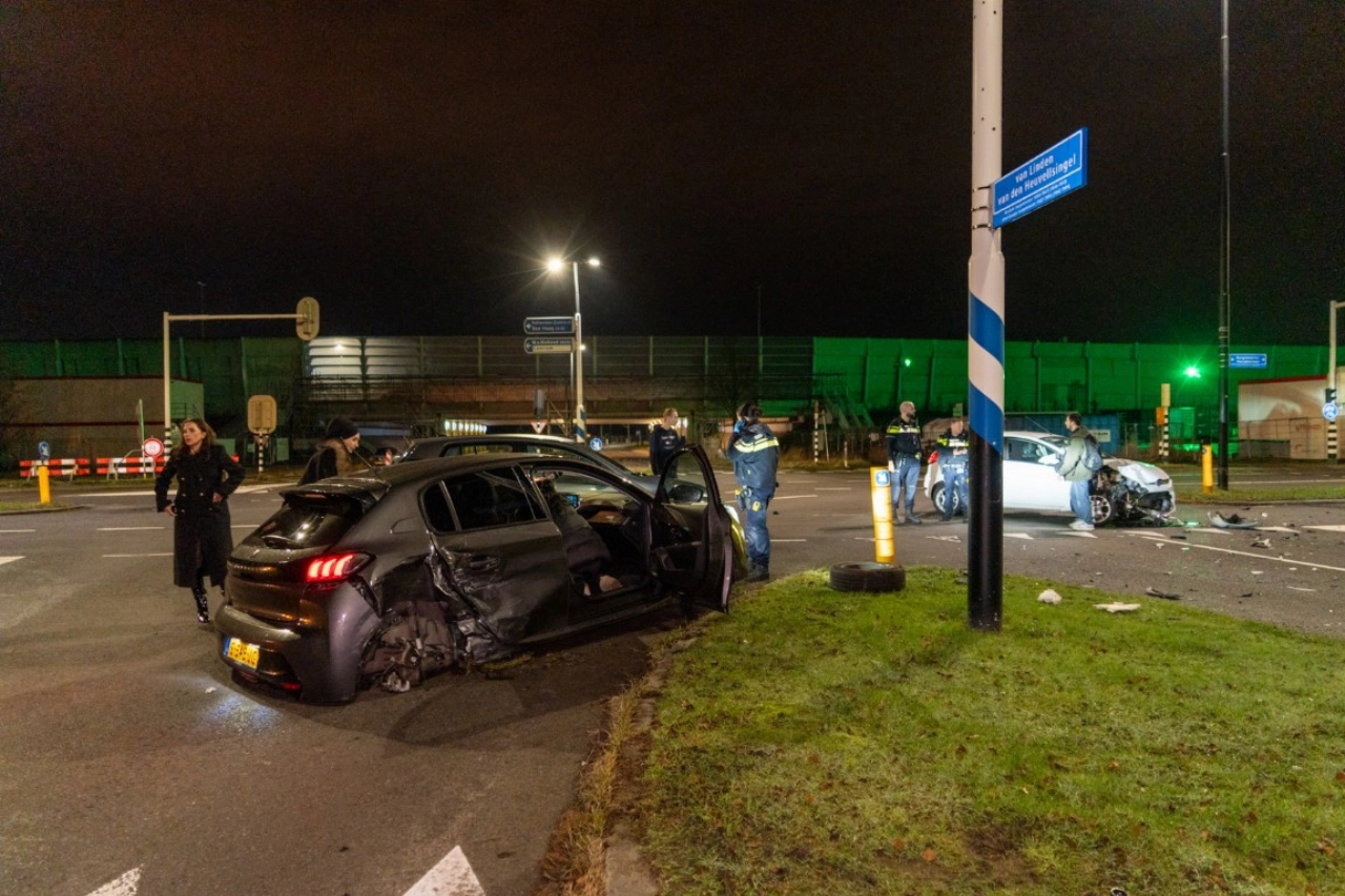 Enorme ravage na aanrijding op kruispunt in Vlaardingen