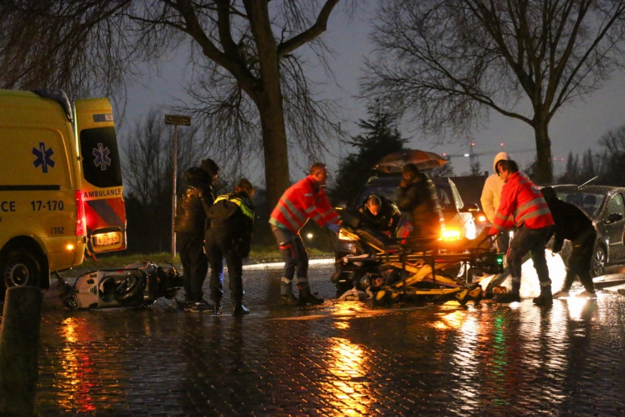 Scooterrijder gewond na aanrijding op de Maassluissedijk