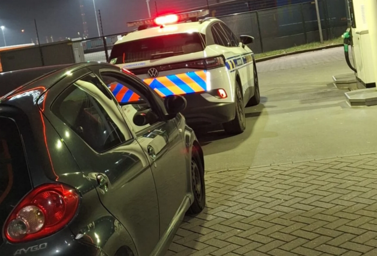 Vrouw de weg op met onverzekerde auto met verlopen APK