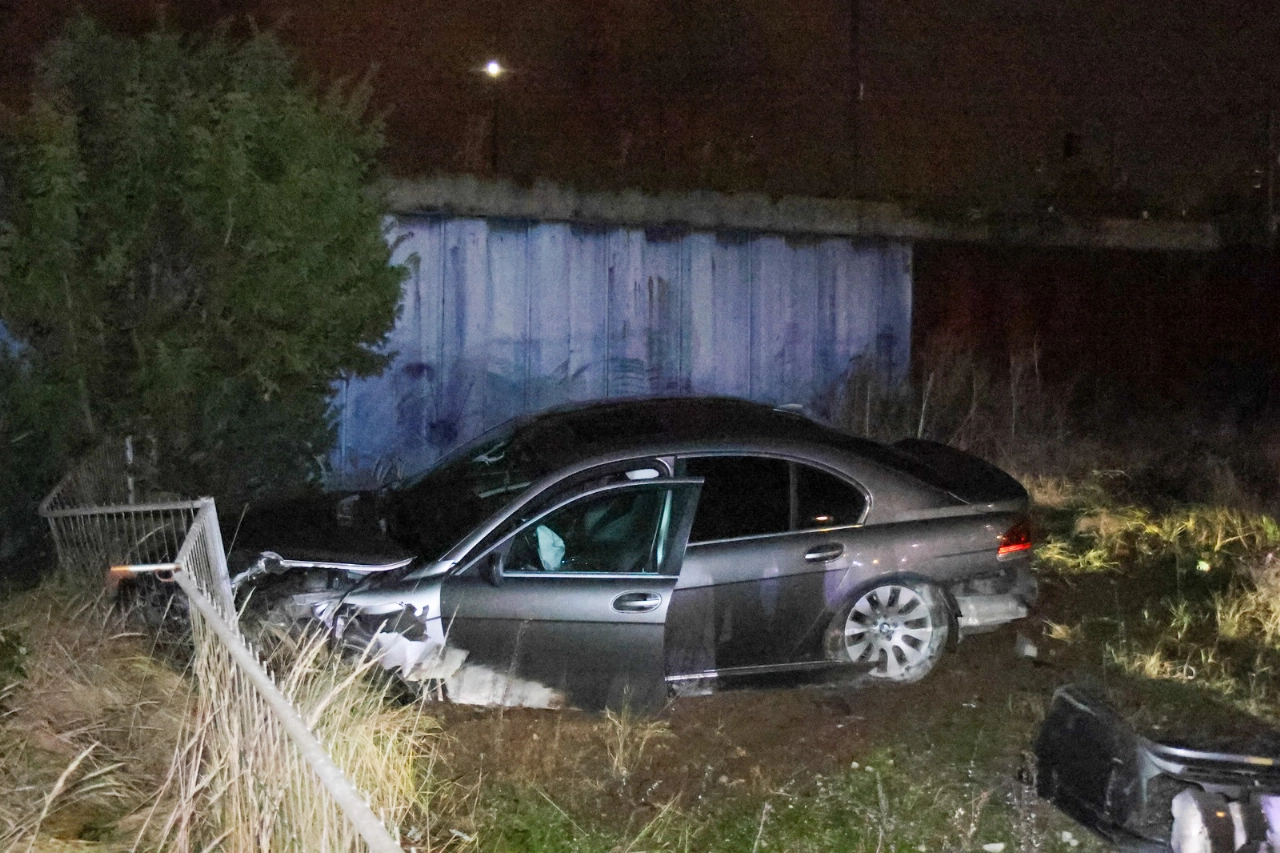 Automobilist vliegt uit de bocht en crasht