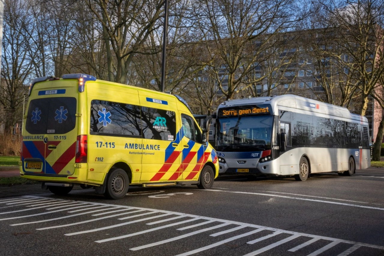 Bus vol in de remmen, buspassagier gewond