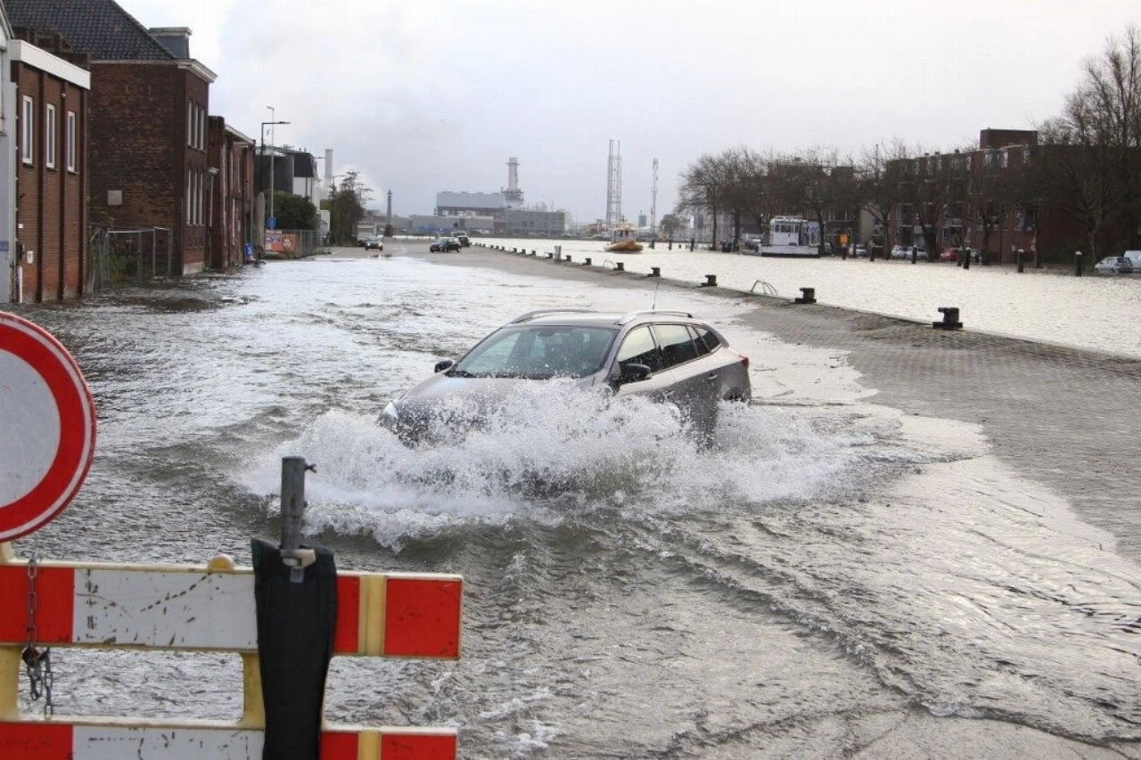 Hoogwater: de kades stromen over vannacht
