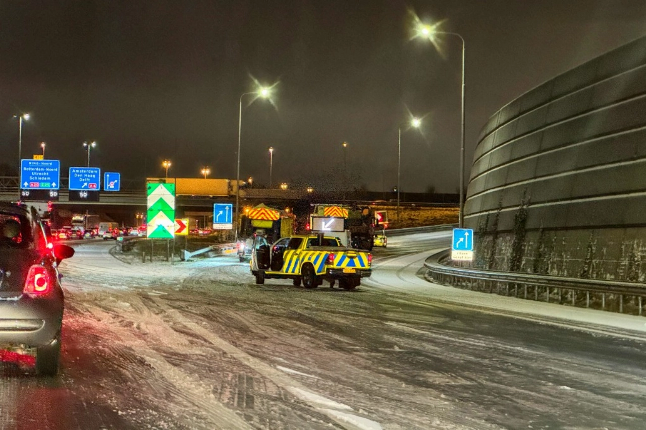 Problemen door gladheid op Kethelplein