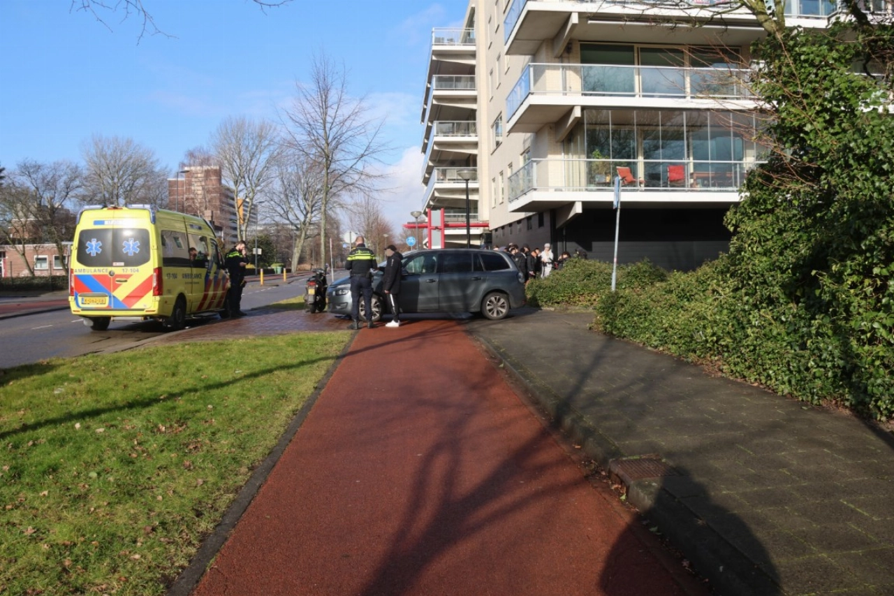 Bezorgscooter klapt op auto in Vlaardingen