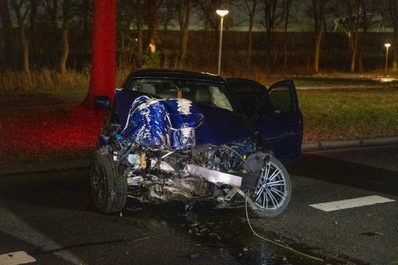 Auto total loss na rammen lantaarnpaal in Vlaardingen