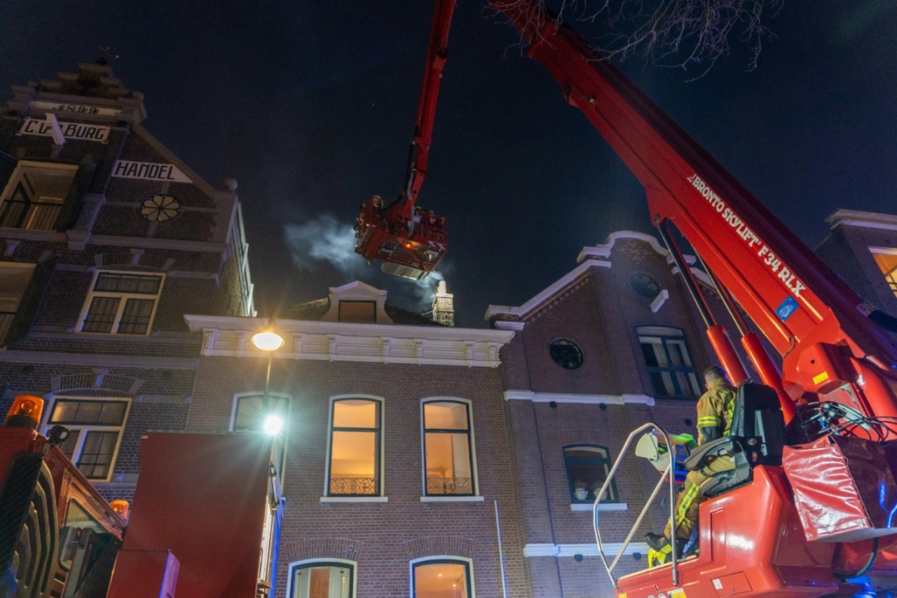 Brand in schoorsteen van woning Oosthavenkade