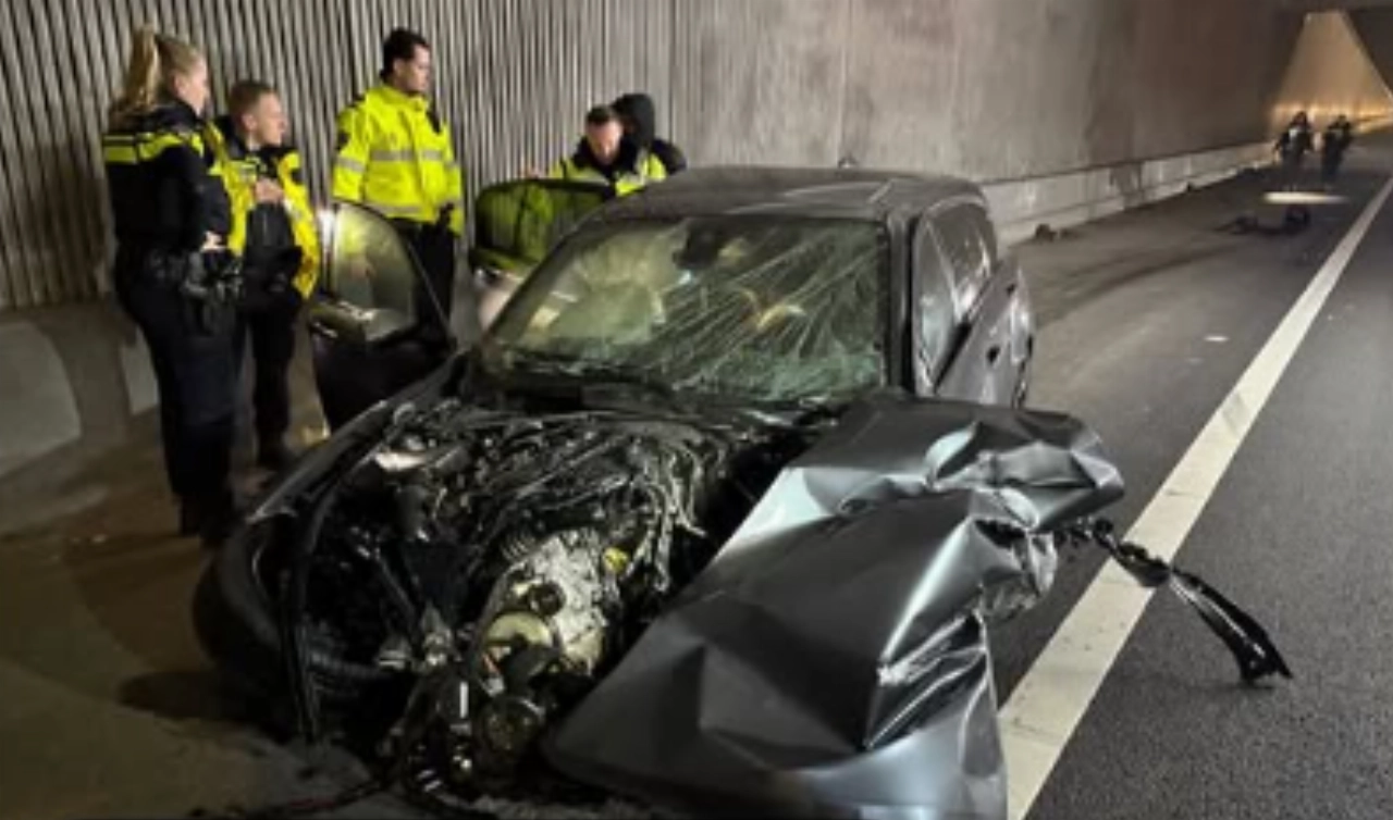 Auto knalt tegen vangrail, ravage op de A20