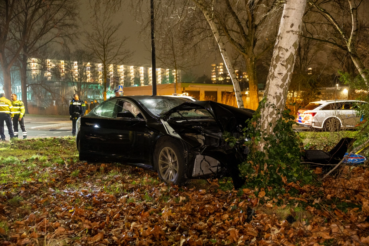 Taxirijder onder invloed rijdt tegen boom aan in Vlaardingen