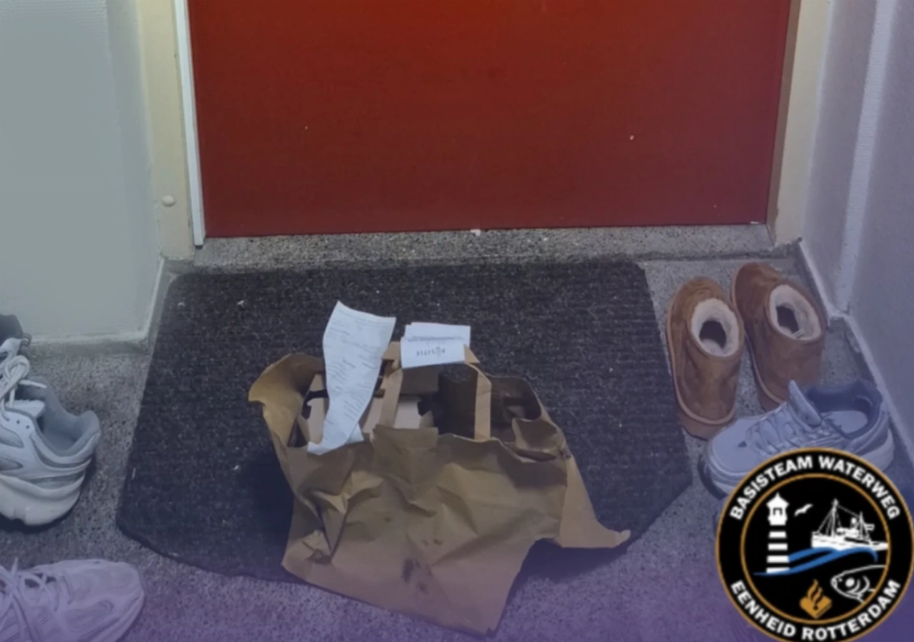 Politie bezorgt achteloos weggegooide Thuisbezorgd-tas weer netjes thuis!