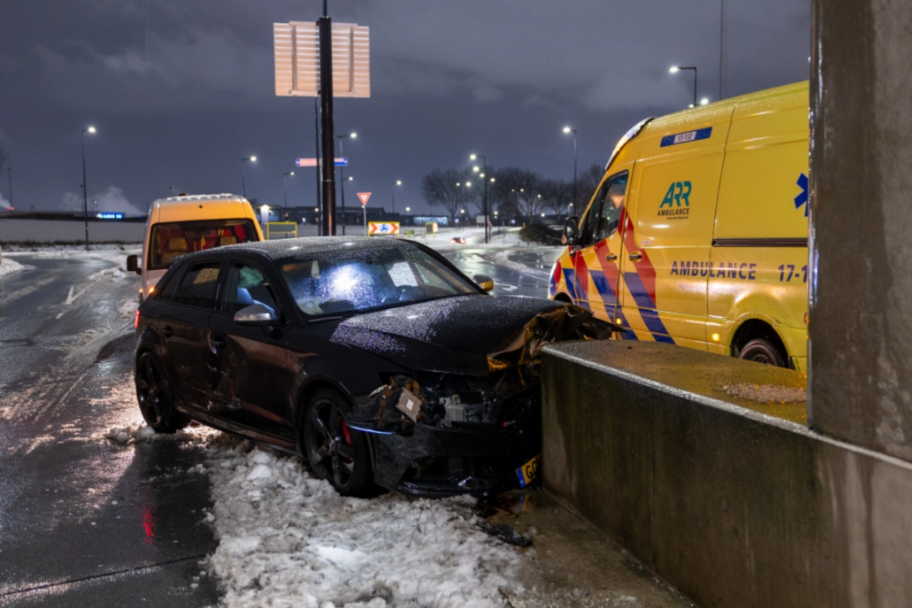 Auto botst op betonnen spoorviaduct na aanrijding