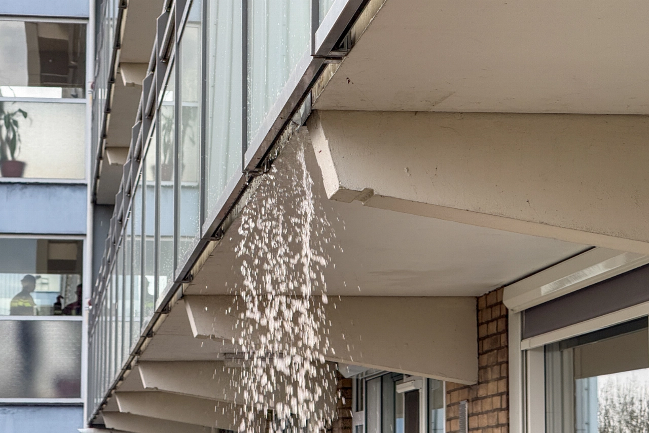 Waterellende Holysingel door lekkage bovenburen