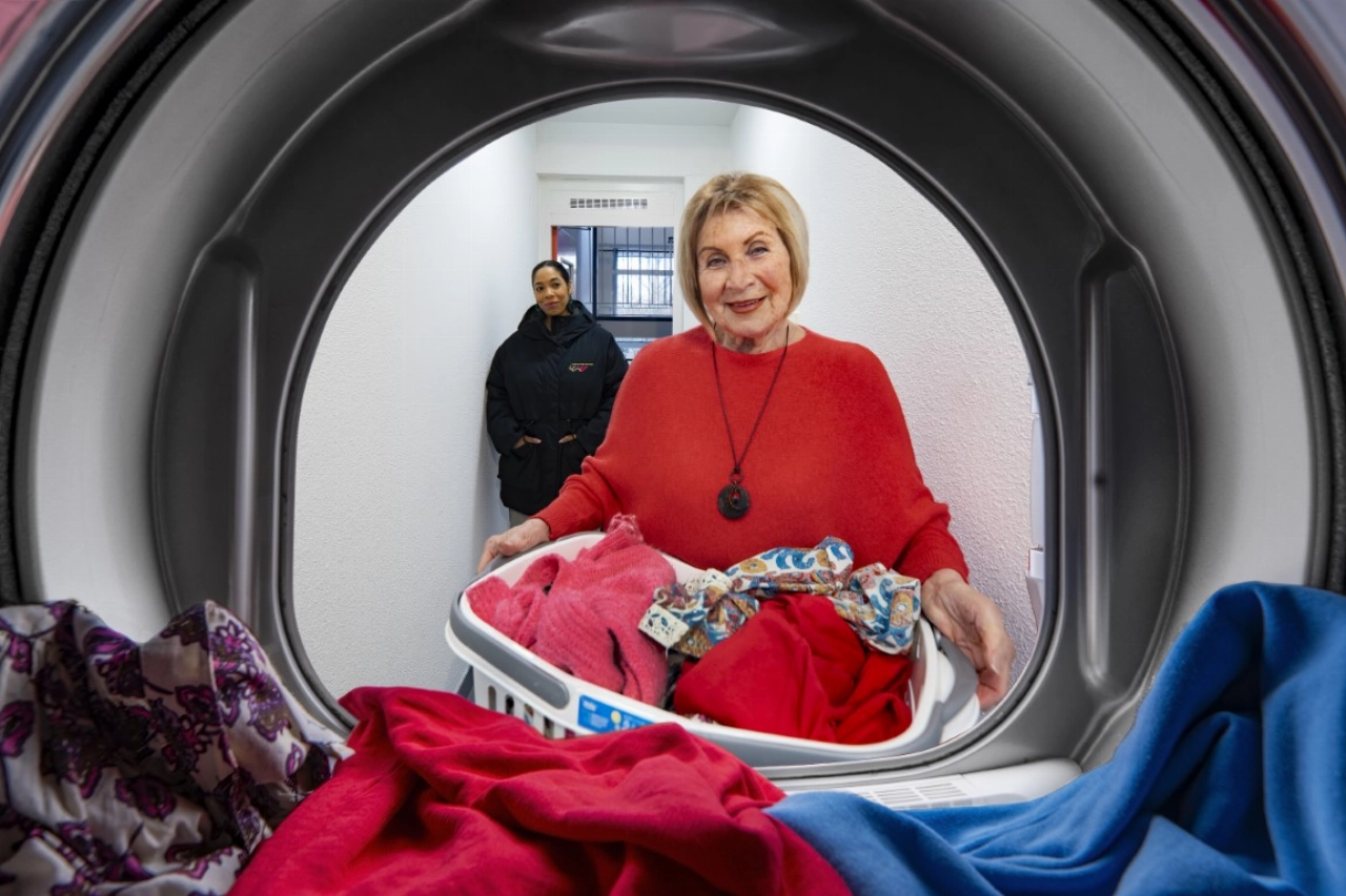 Waterweg Wonen opent  gezamenlijke wasserette aan de Zwaluwenlaan