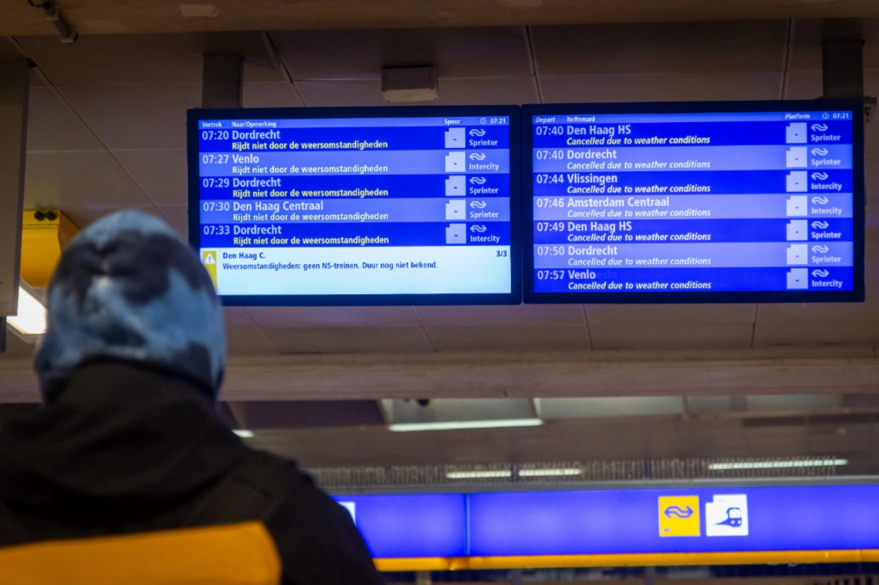 Treinverkeer in hele land plat door winterweer en IT-storing