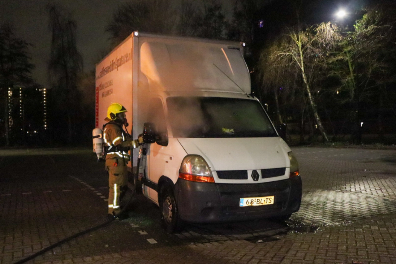 Bakwagen in brand gestoken in Vlaardingen
