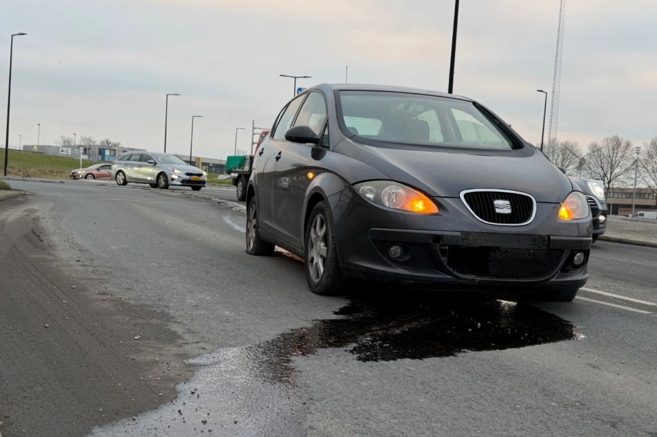 Auto crasht op rotonde Deltaweg