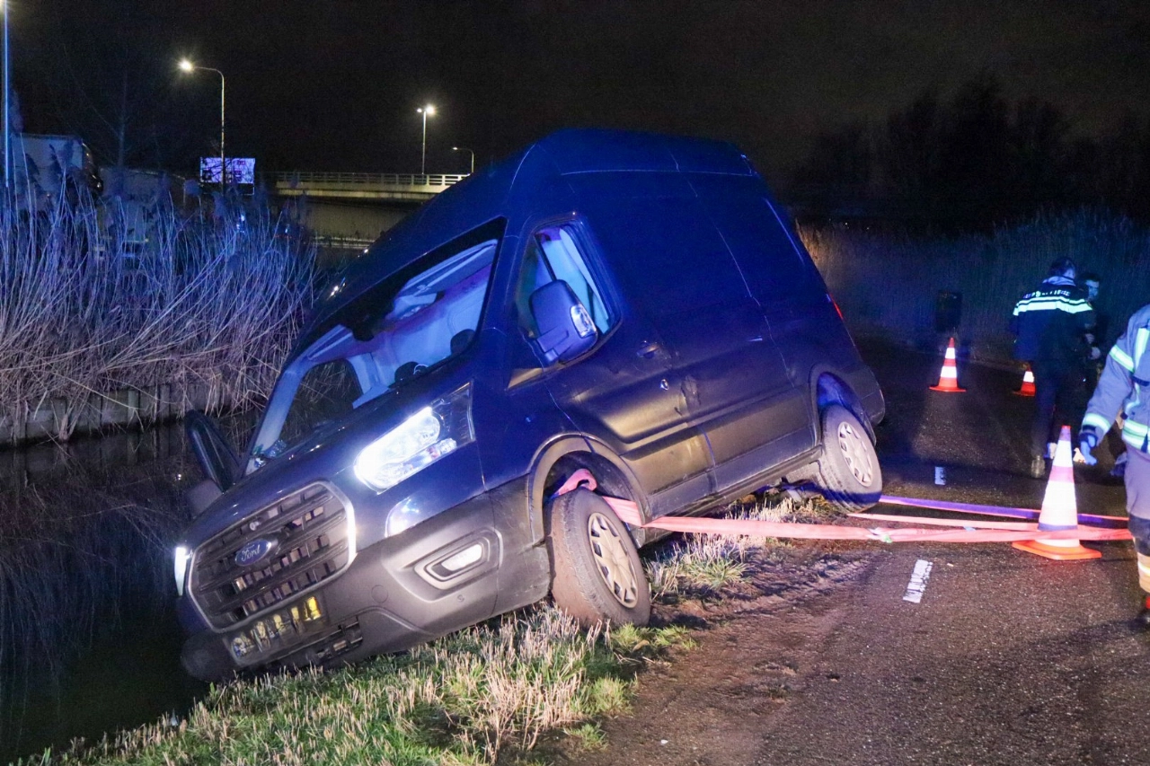 Bestelbus komt half in het water terecht