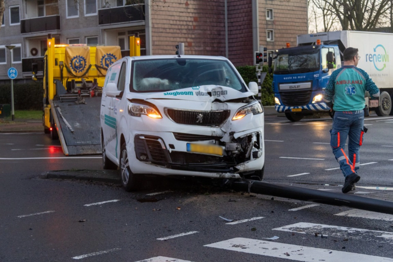 Lantaarnpaal uit de grond gereden in Vlaardingen