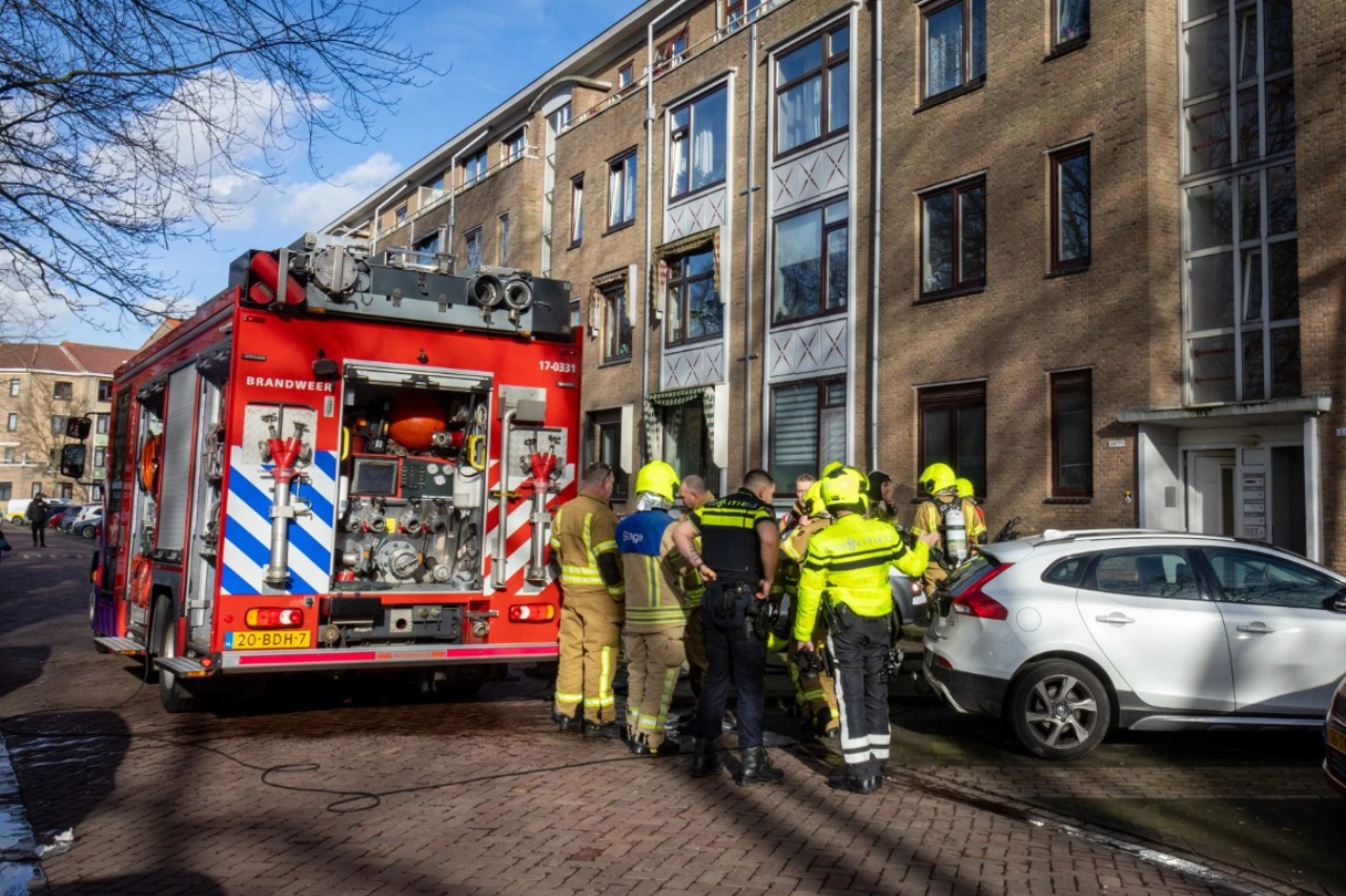 Brandend kastje zorgt voor veel rook