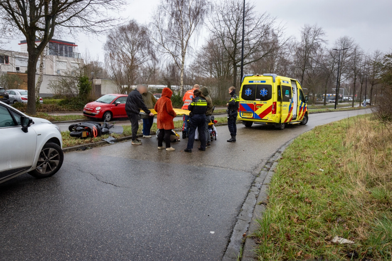 Scooter onderuit in bocht, bestuurder gewond