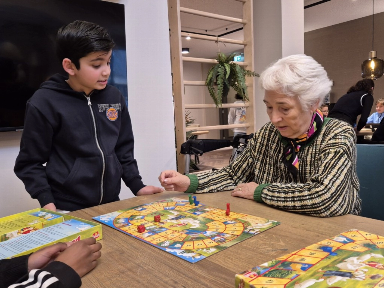 Groep 6 van het Spectrum zorgt voor een lach bij demente ouderen