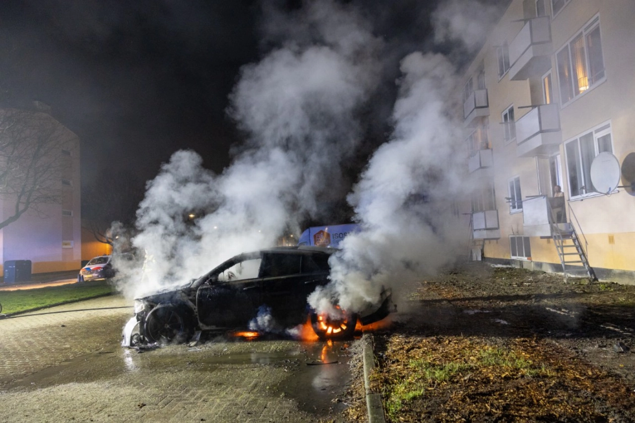 Geparkeerde auto uitgebrand in Vlaardingen