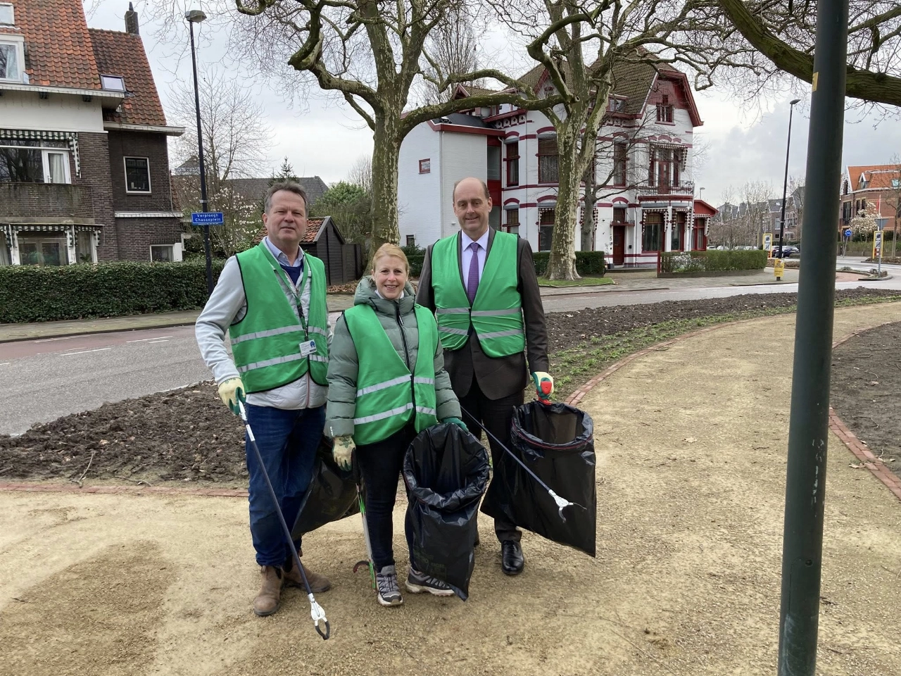 Een verjaardag, taart, en een burgemeester die meehelpt met de schoonmaak!