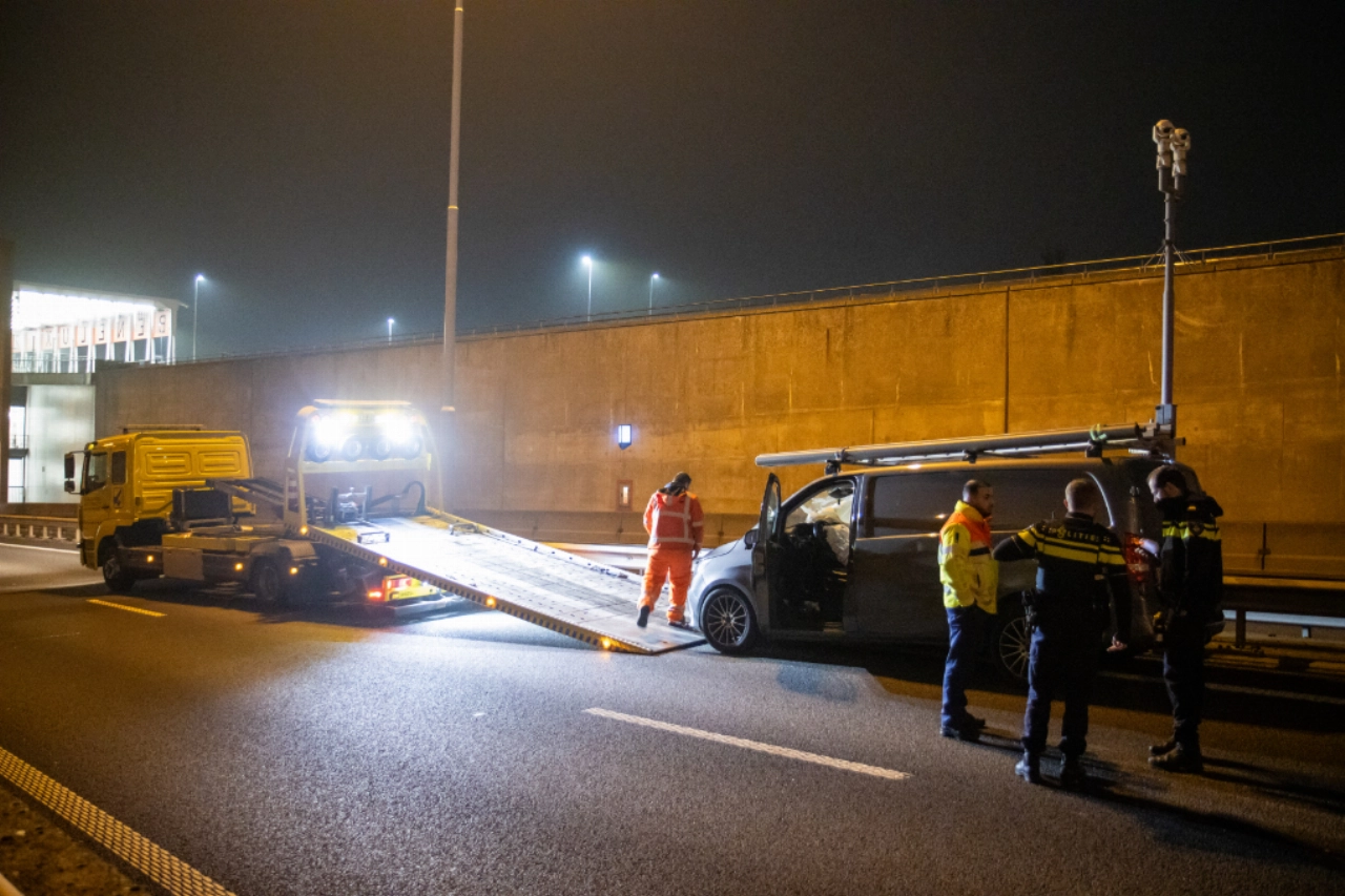 Bestuurder vlucht na ongeval bij Beneluxtunnel