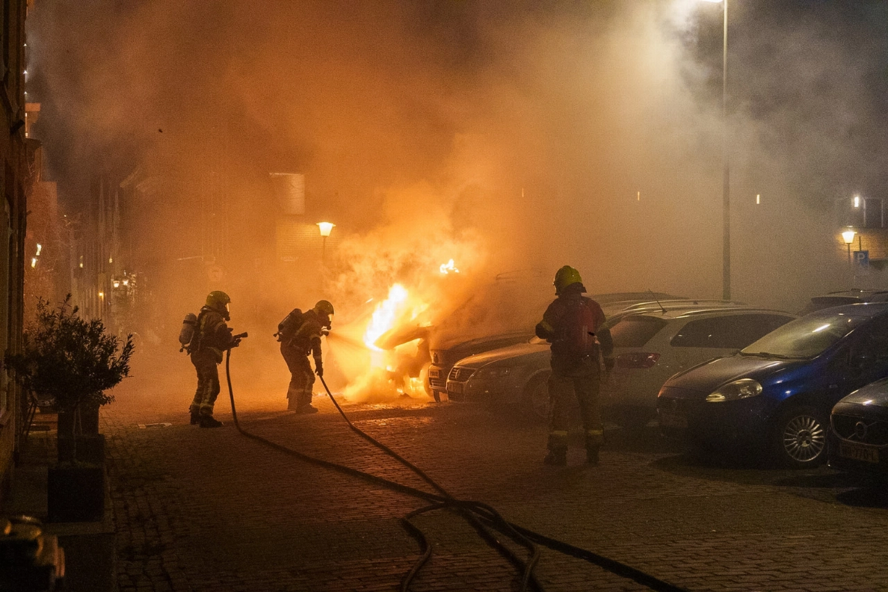 Brandende bestelbus beschadigt ook andere auto's