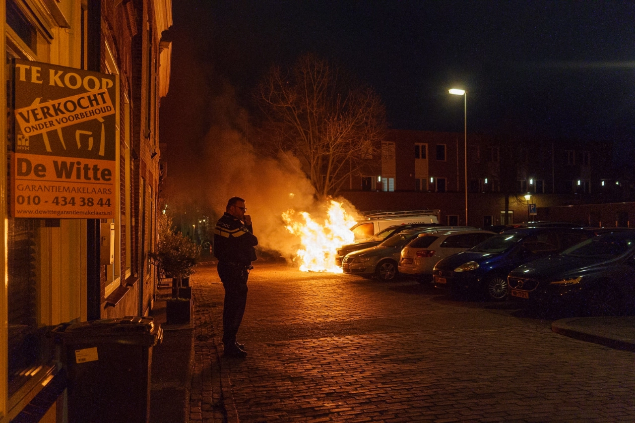 Brandende bestelbus beschadigt ook andere auto's