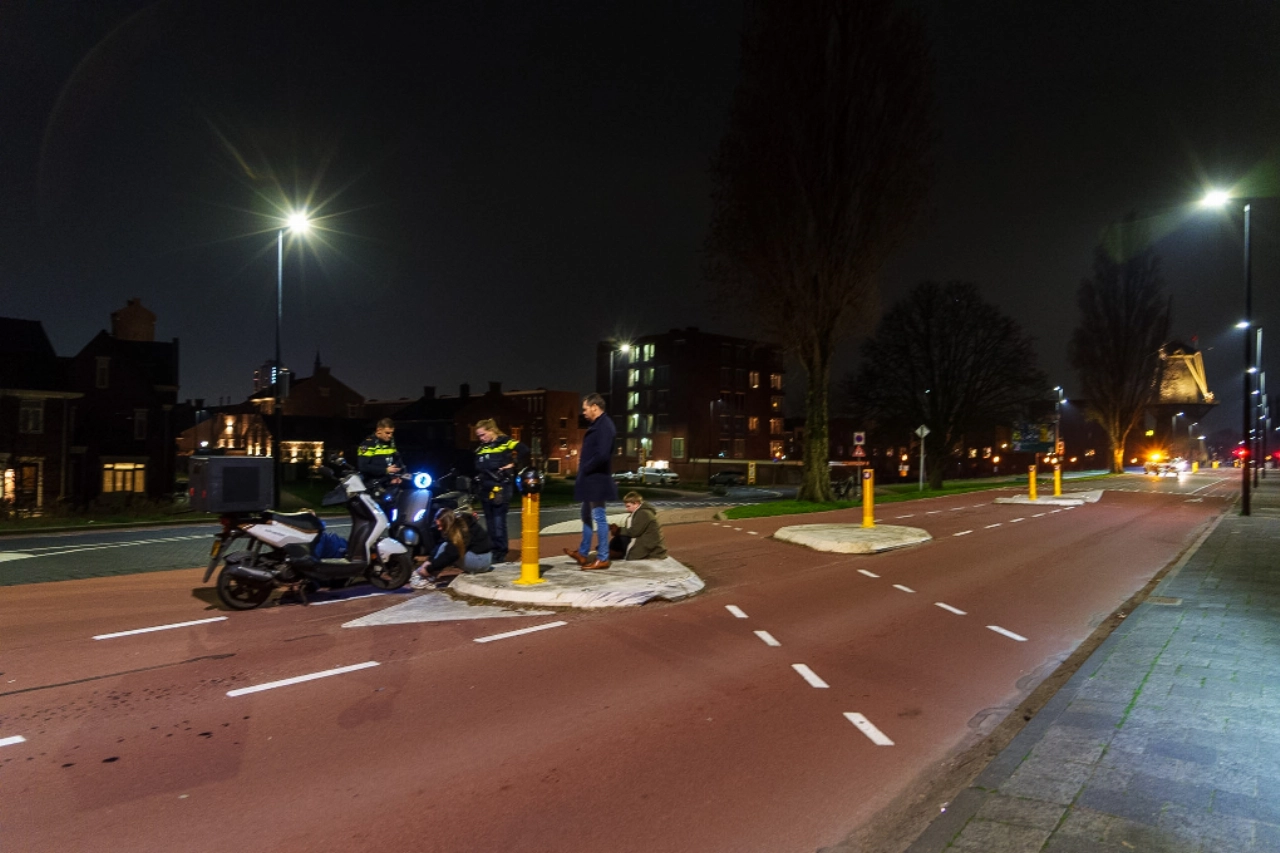 Bezorgscooter onderuit op Westlandseweg