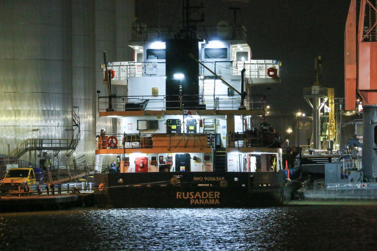Hulpdiensten monitoren broei op schip in haven Vlaardingen