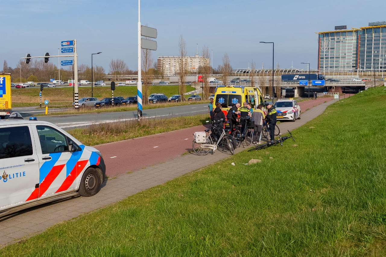 Man gewond naar ziekenhuis na val met fiets