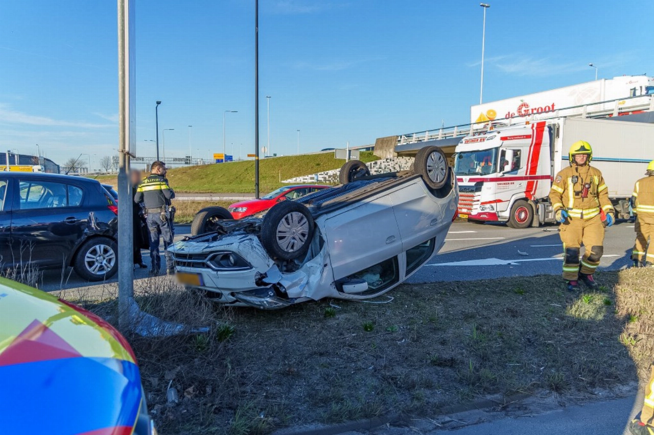 Auto belandt op dak bij Vijfsluizen