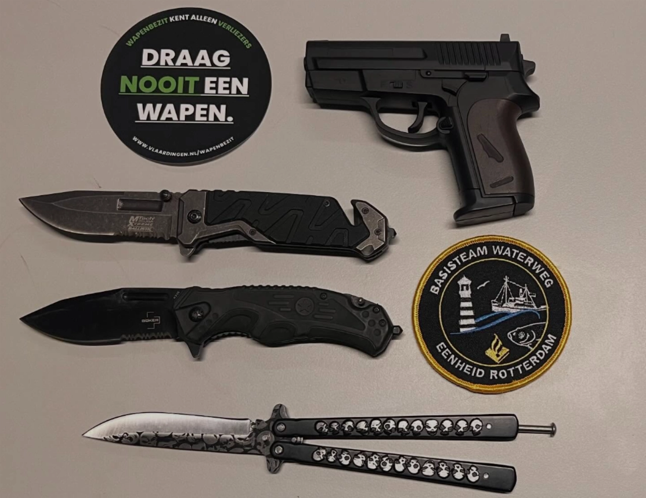 Messen en geladen vuurwapen gevonden tijdens fouilleeractie in Vlaardingen