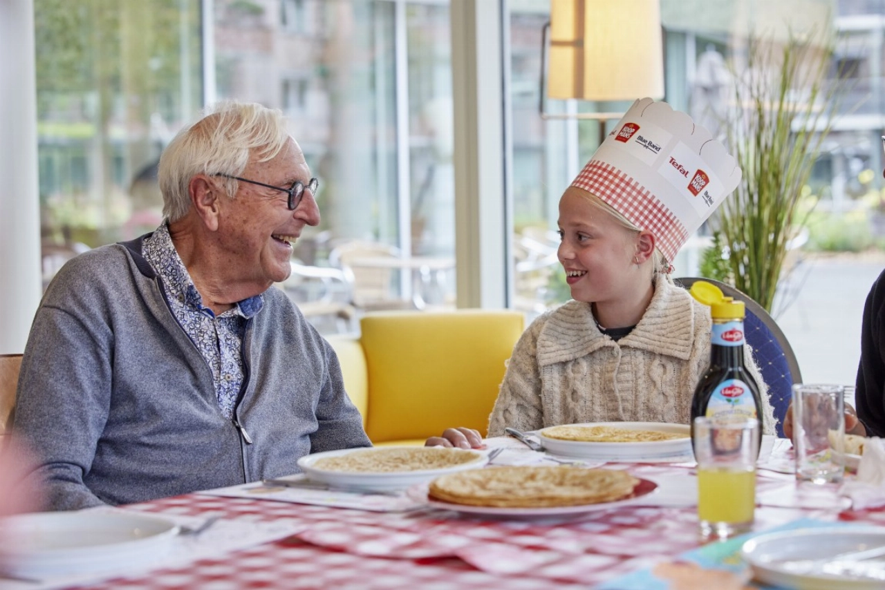 Vier basisscholen bakken pannenkoeken voor ouderen