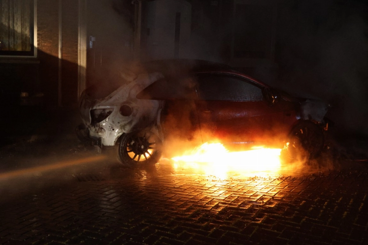 Auto volledig uitgebrand in Vlaardingen