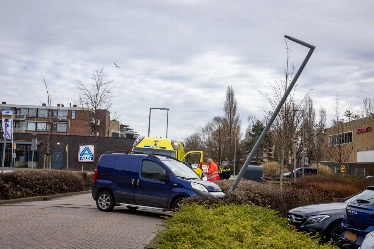 Dronken automobilist rijdt lantaarnpaal omver in Vlaardingen