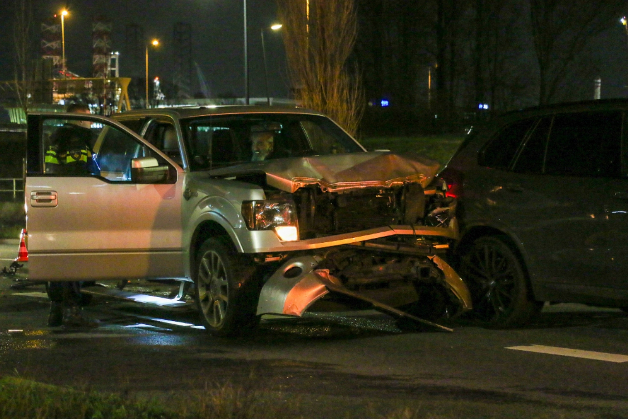 Flinke schade na kop-staartbotsing op Vijfsluizen