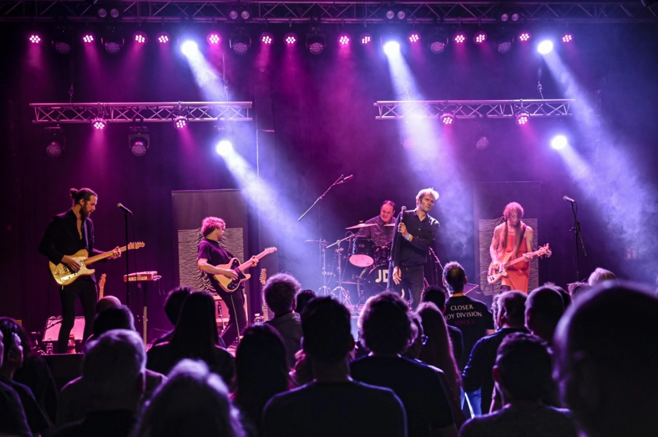 Joy Division Undercover keert terug naar De Kroepoekfabriek!