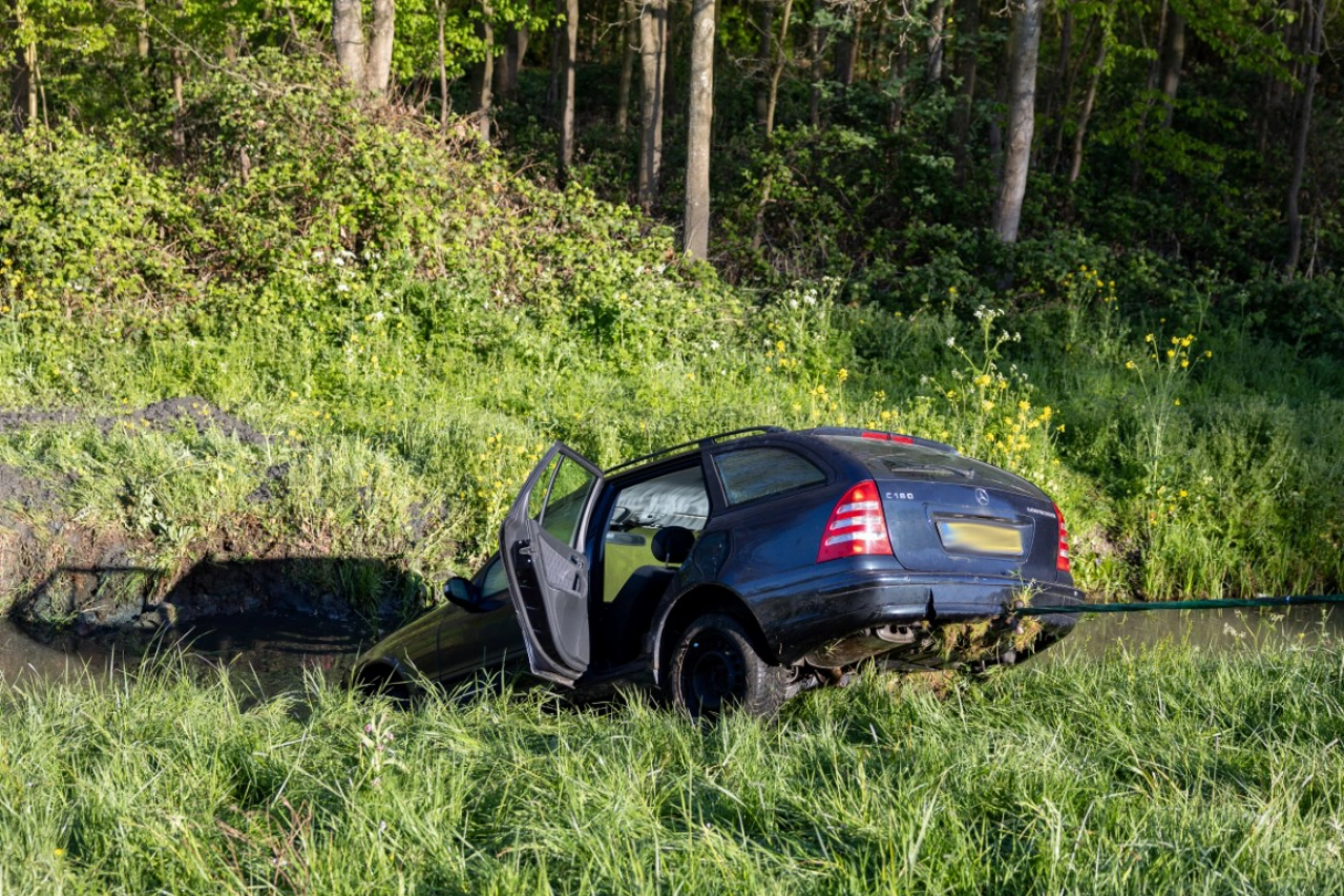 Auto van de Maassluissedijk gereden