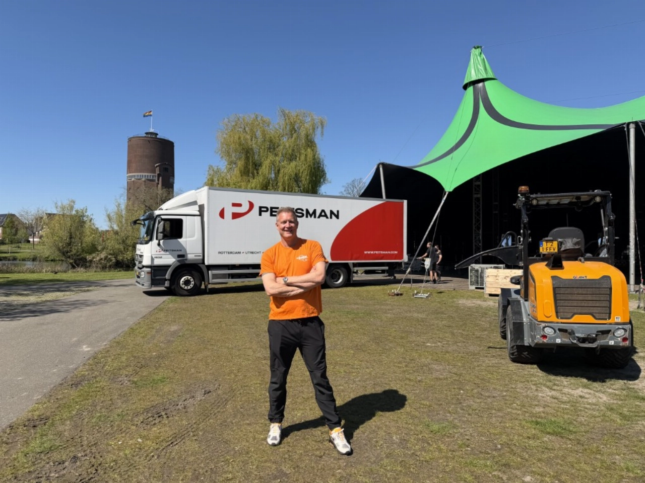 Megatent in Oranjepark voor Koningsnacht en -dag festival