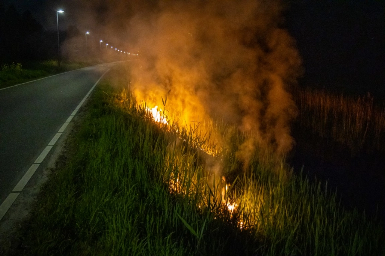 Bermbrand Cricketweg zorgt voor forse rookontwikkeling