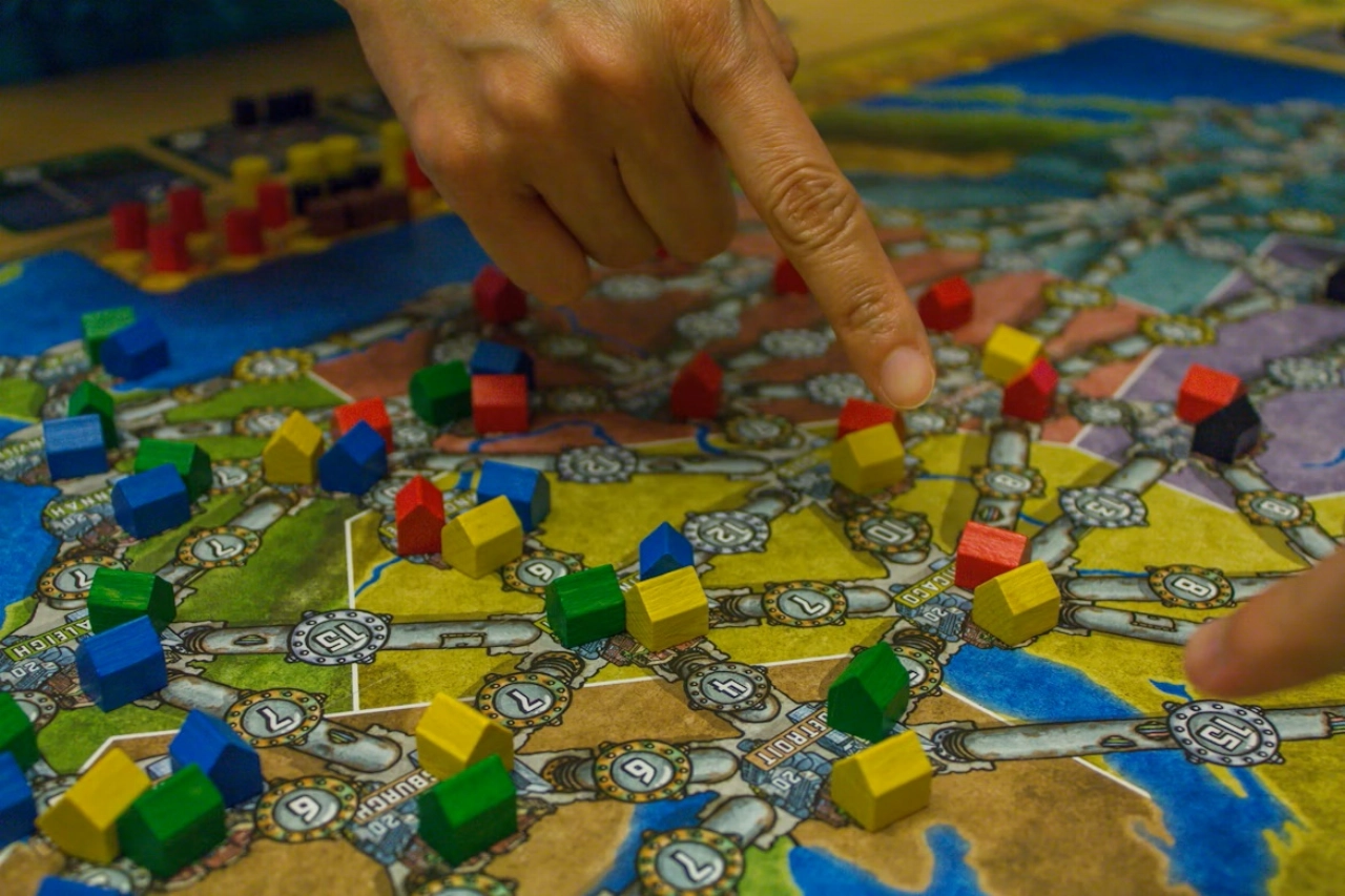 Waarom tafelspellen perfect zijn voor regenachtige avonden in Nederland