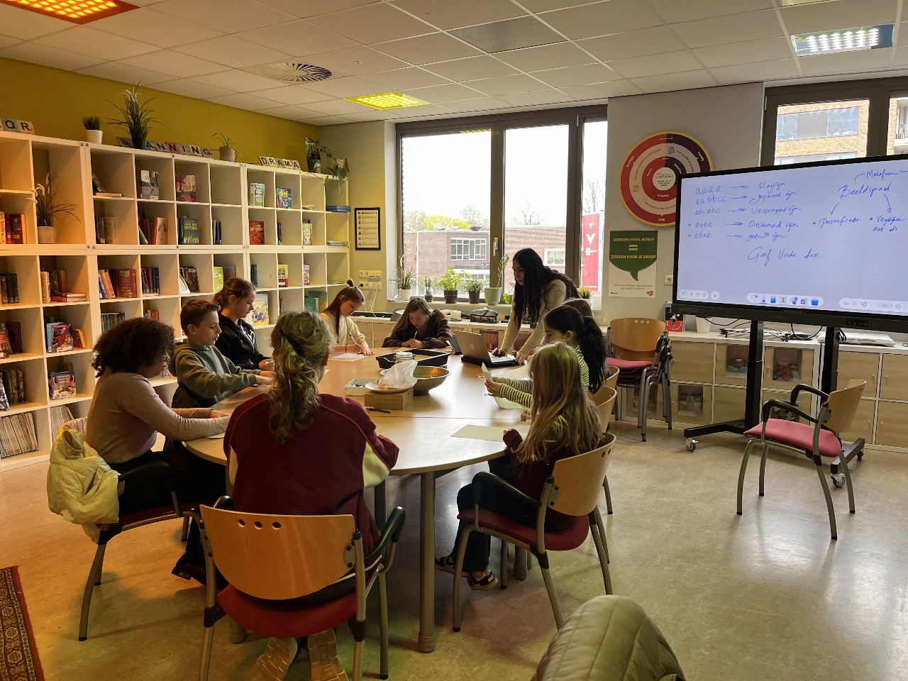 Vlaardingse basisschoolleerlingen dichten gezamenlijk voor Vrede